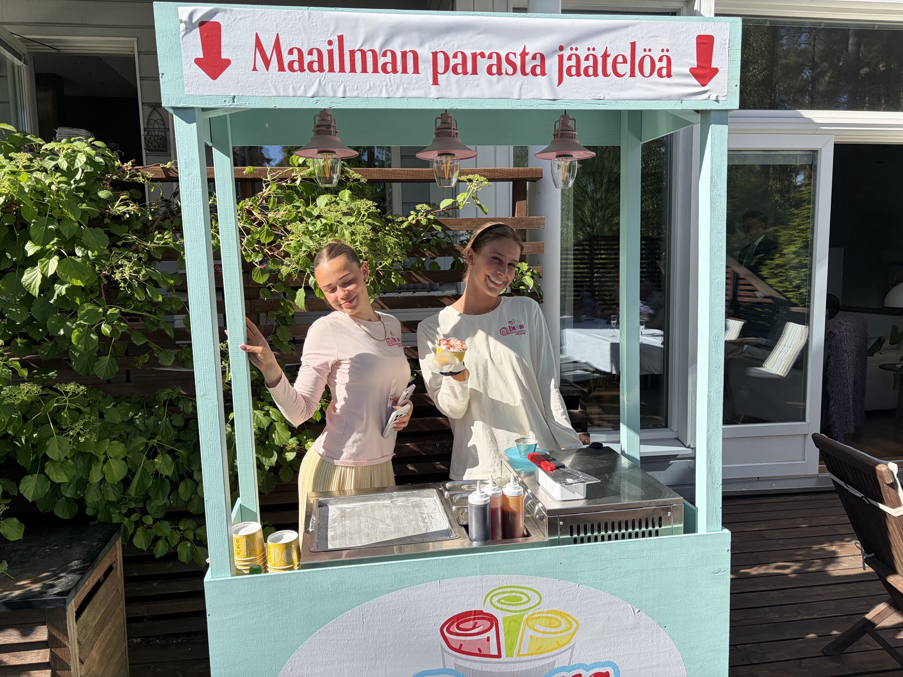 DROLLS catering -tiimi jäätelökärryn luona